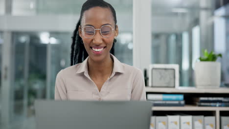 En-Línea,-Investigación-Y-Negocios-Con-Mujer-Negra.