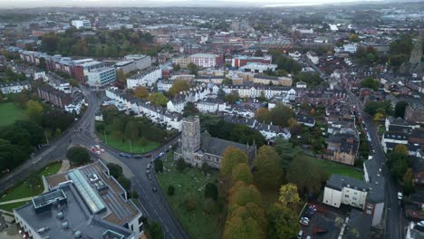 vuelo de drones aéreos temprano en la mañana sobre el centro de la ciudad de exeter, devon, inglaterra, reino unido desde la iglesia de st david hasta la catedral de exeter