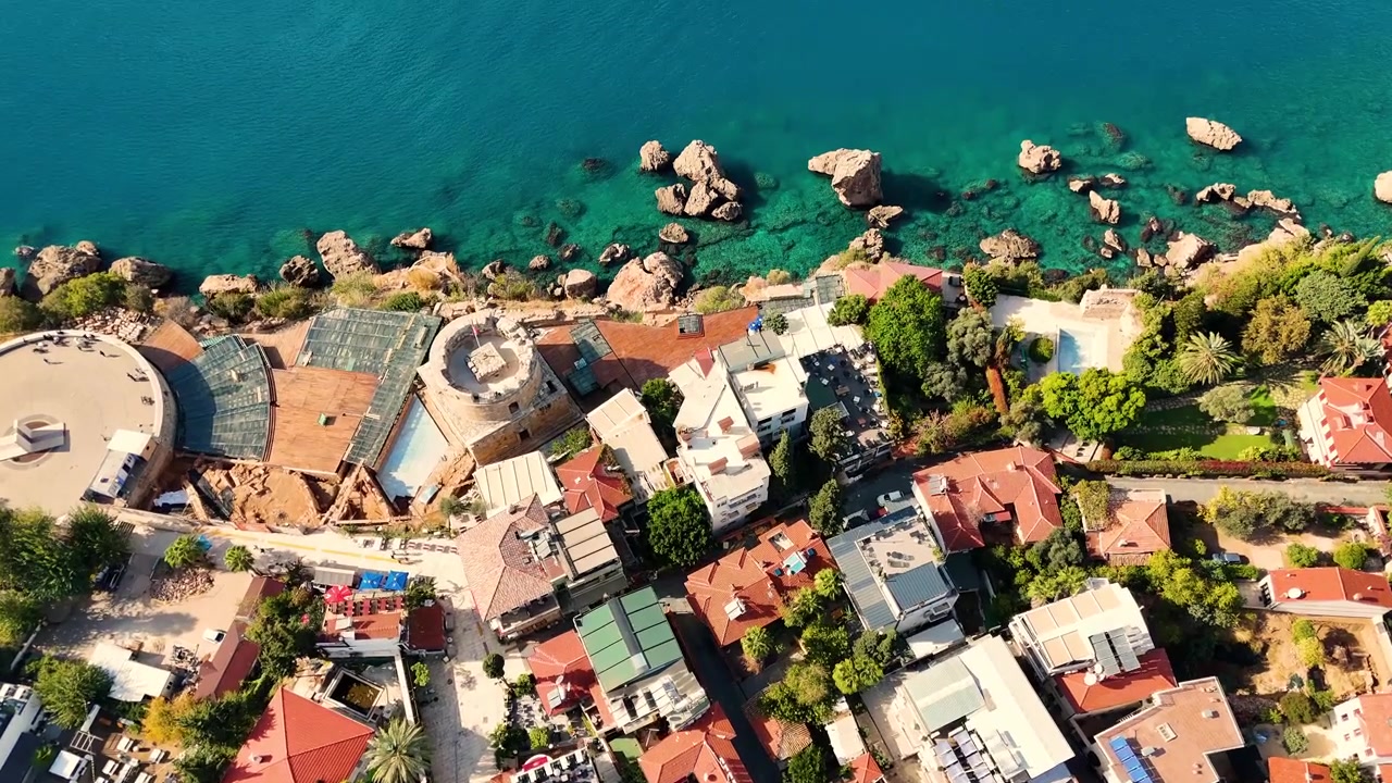 Descubra Kaleici, Cidade Velha, Antália, Turquia: telhados de terracota, arquitetura romana antiga e vistas deslumbrantes do Mar Mediterrâneo turquesa