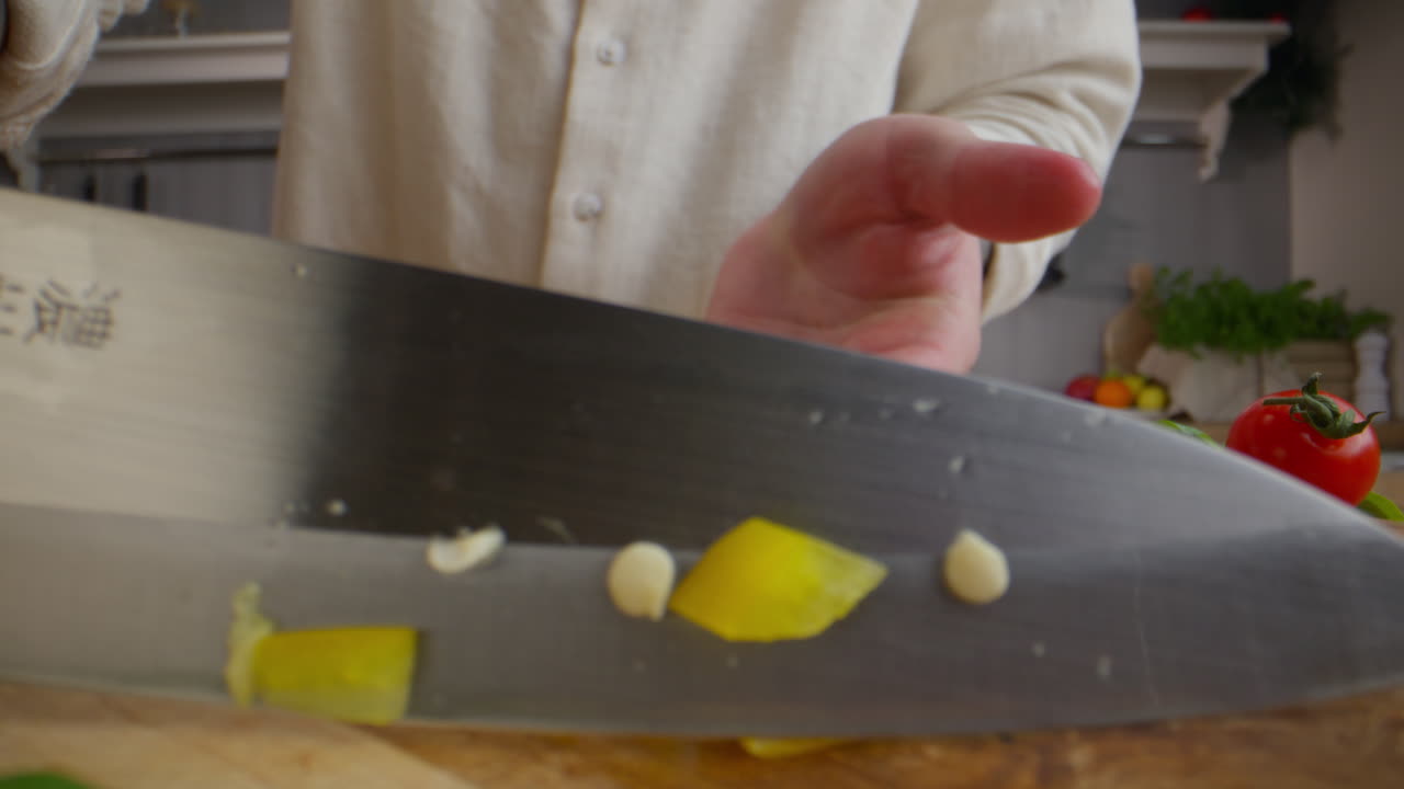 chef preparando verduras