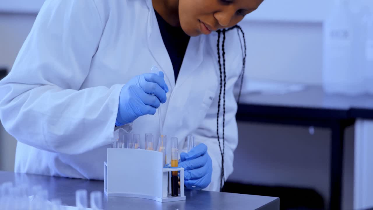 técnico de laboratorio analizando muestras de sangre 4k