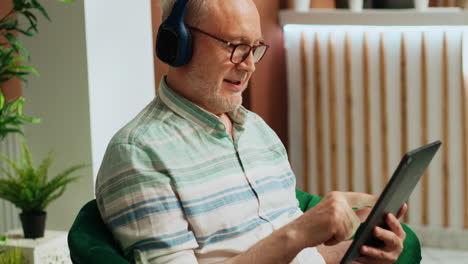 Retired-traveller-working-on-tablet