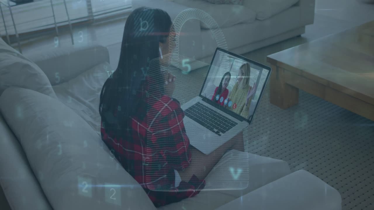 animación de escaneo, virus sobre mujer biracial haciendo una llamada de video en la computadora portátil