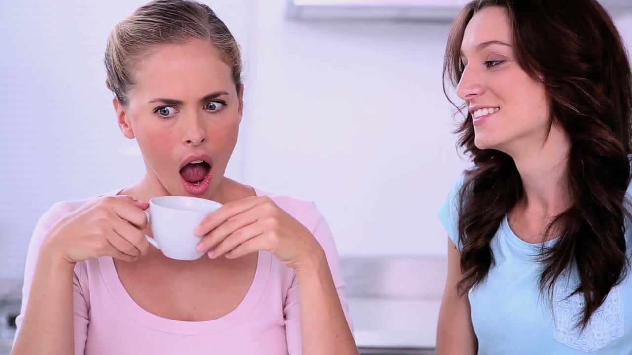 친구가 금발 여자에게 비밀을 말합니다.