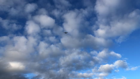 Flugzeugflug-Bei-Bewölktem-Himmel