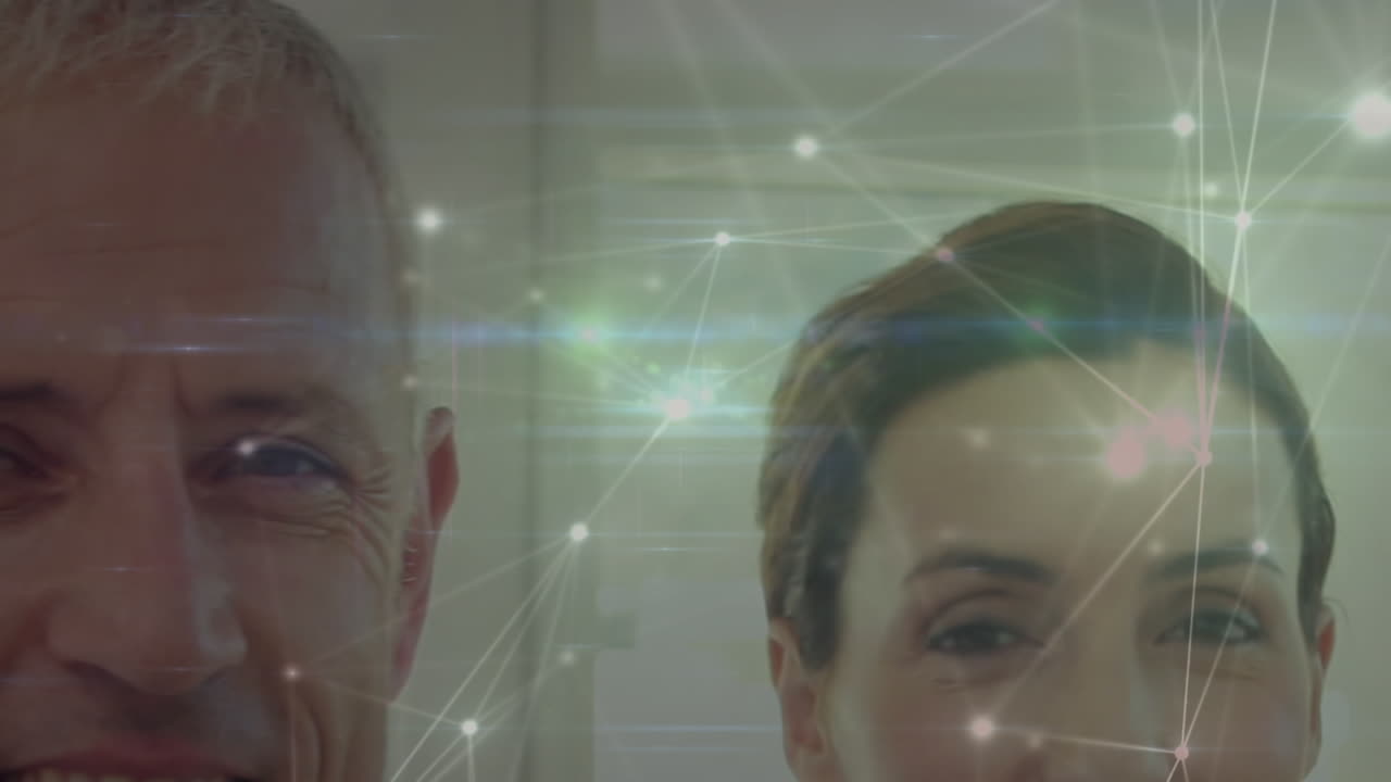 animación de la red de conexiones sobre los médicos caucásicos sonriendo