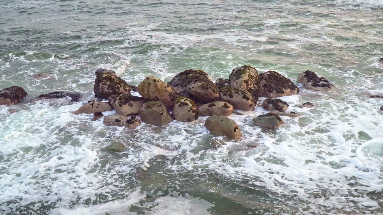 산 바르톨로, 리마, 페루의 해안을 따라 암석을 때리는 거친 파도의 정적 샷