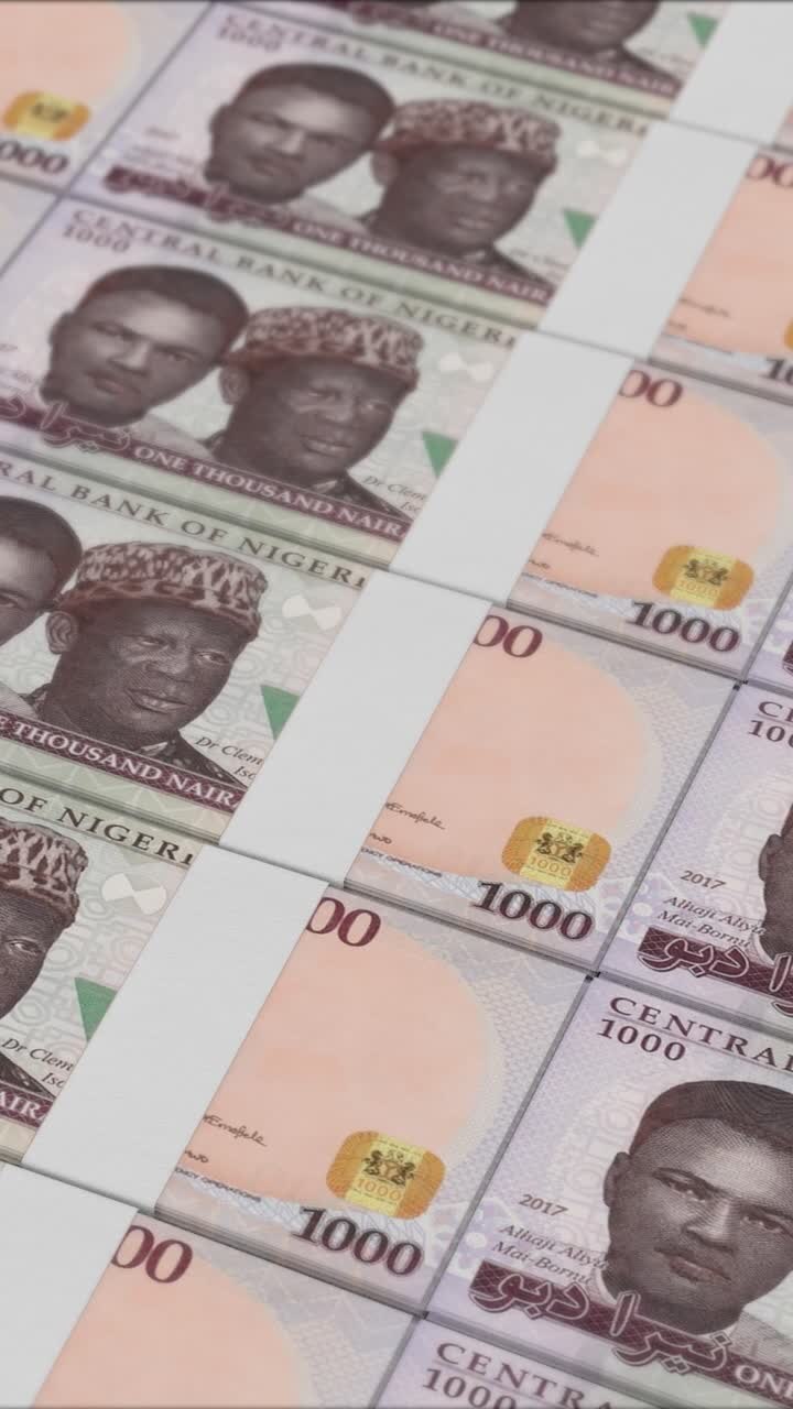video vertical de billetes de 1.000 naira nigerianos impresos por una prensa de dinero