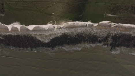 toma una foto aérea de arriba hacia abajo a lo largo de los acantilados de tiza de las siete hermanas.