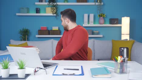 joven empresario mostrando cómo hacer ejercicio en su oficina en casa. hace ejercicios de espalda.