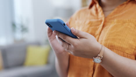 mujer, manos y desplazamiento en el teléfono inteligente