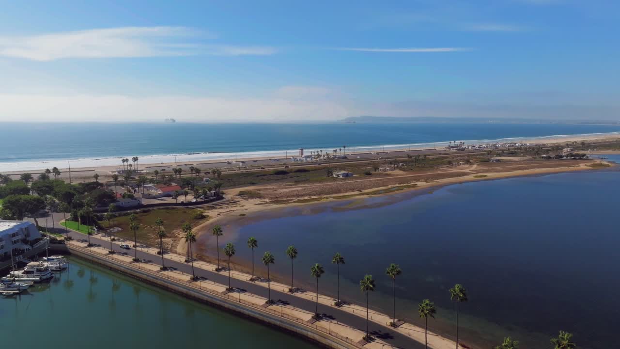 carretera de la bahía de coronado con palmeras cerca de la playa estatal de silver strand en coronado, california, estados unidos