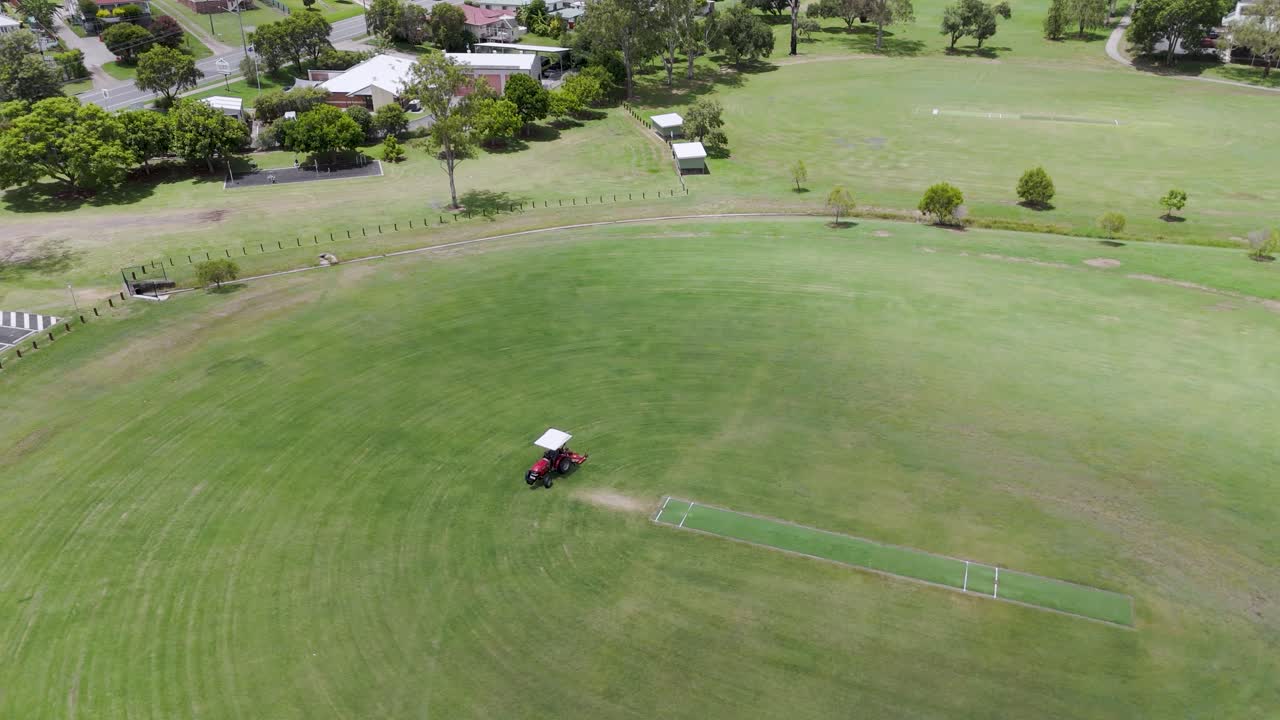 마을 에서 크리켓 경기장 을 는 트랙터