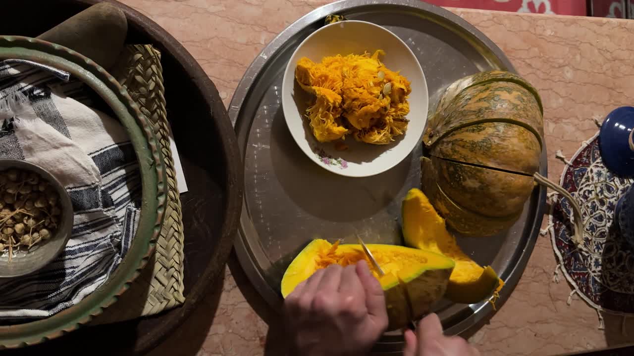Fetta di zucca butternut matura e deliziosa, tagliata a piccoli pezzi in cucina, dessert fatto in casa, zuppa, abilità culinaria persiana, cucina gourmet, nella campagna rurale, vita sana e vegana della gente locale, Iran