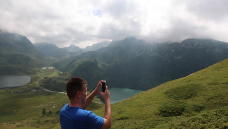 viajero registra el paisaje del lago ritom en medio de los alpes suizos para sus cuentas de redes sociales