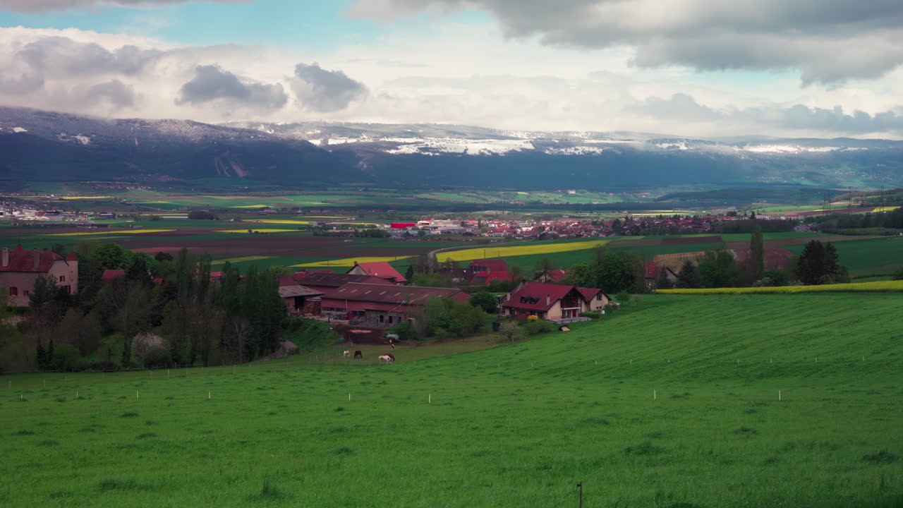 suiza, lapso de tiempo con cielo nublado sobre el valle