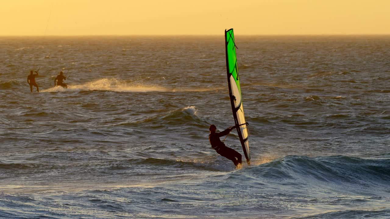 남자 서퍼 해변에서 윈드서핑 4k
