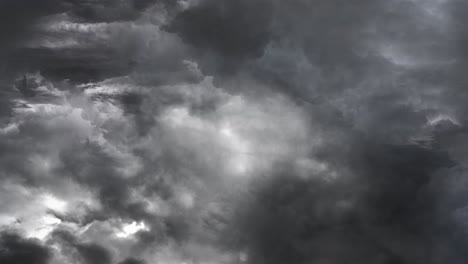 cielo oscuro nublado con tormenta eléctrica