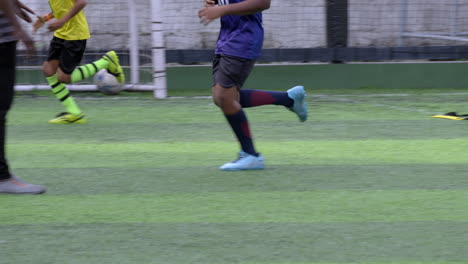 Entrenamiento-De-Fútbol-Para-Niños-En-El-Campo