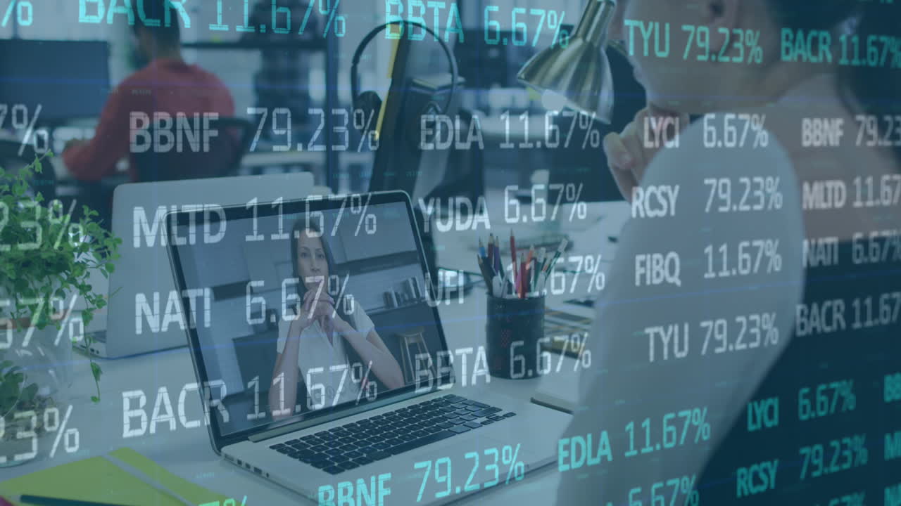 animazione di un consiglio di commercio su un collega multirazziale che parla su videoconferenza