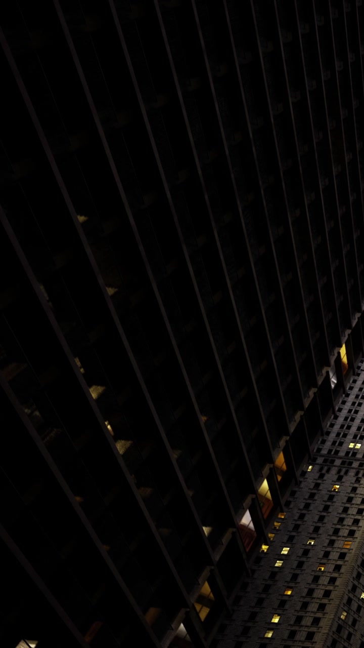 Il paesaggio notturno urbano rivela il ritmo della vita cittadina in una luce soffusa.