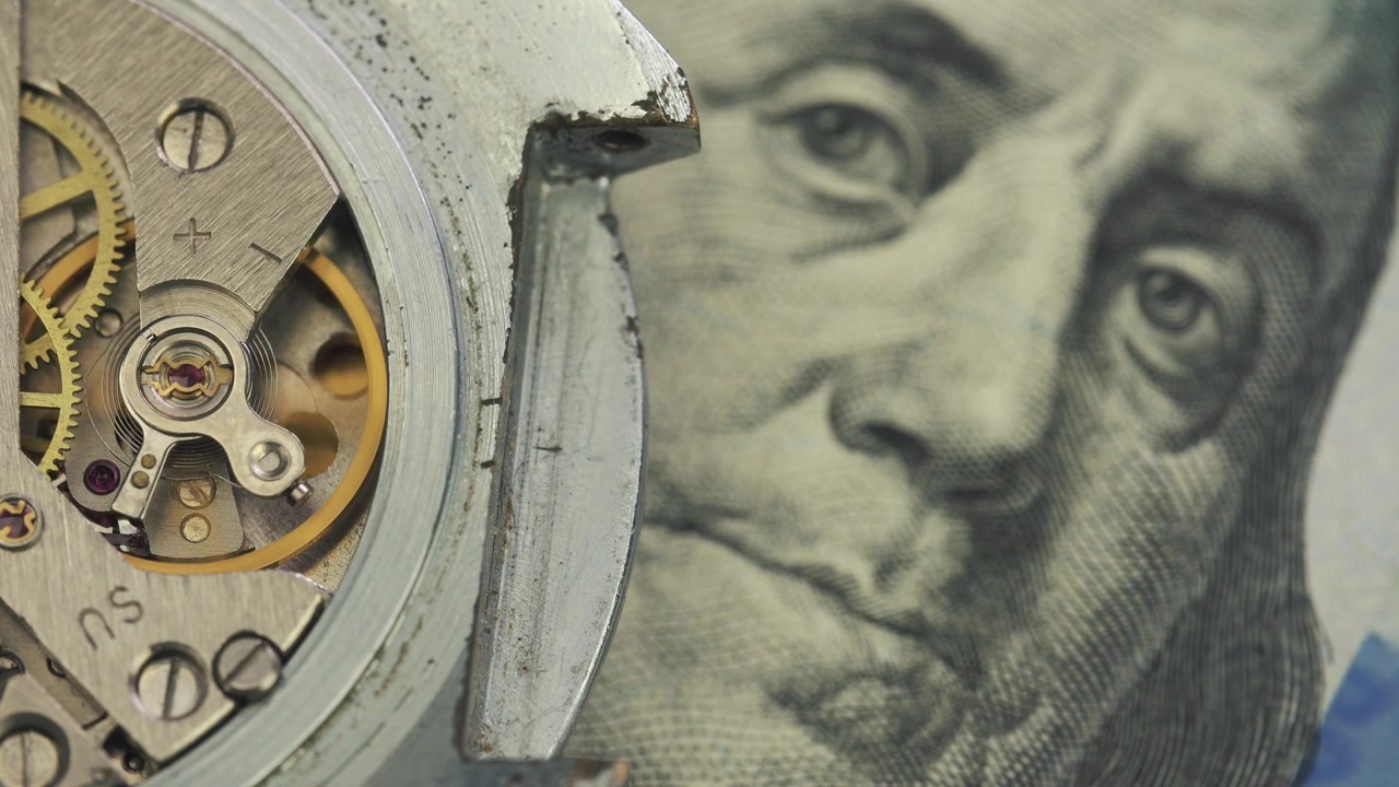 Primo piano di meccanismo di orologio funzionante con banconota da un dollaro americano