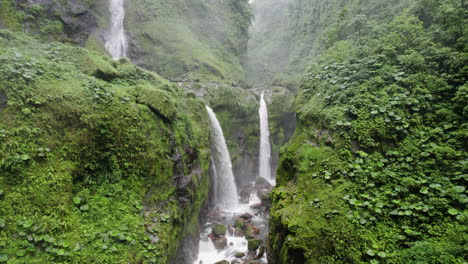 Cataratas-Secretas-Que-Caen-En-Cascada-En-Un-Exuberante-Barranco-Verde-En-La-Selva-Tropical,-Drone-Dolly-En