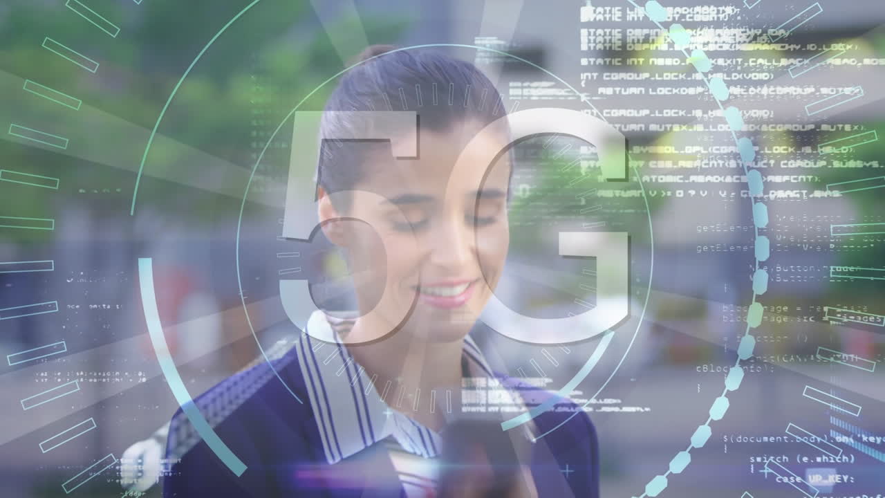 animación de procesamiento de datos con texto 5g y escaneo de alcance sobre mujer de negocios caucásica