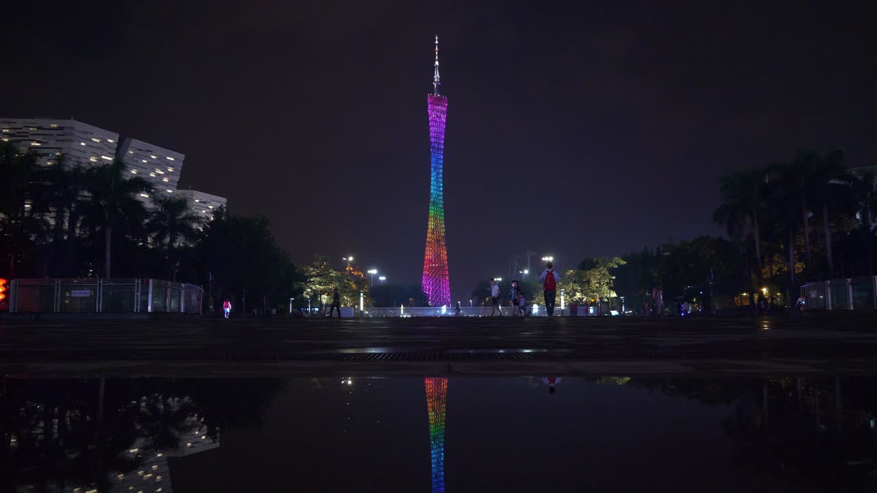 밤에 조명된 광저우 시내의 분수 광장 타워 파노라마 4k 중국