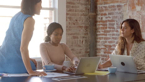 Slow-Motion-Shot-Of-Creative-Brainstorming-Meeting-In-Office