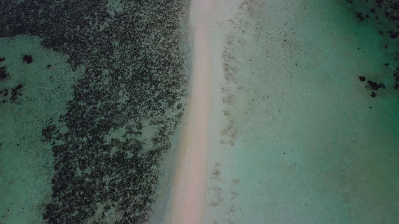 vista superior de una larga barra de arena