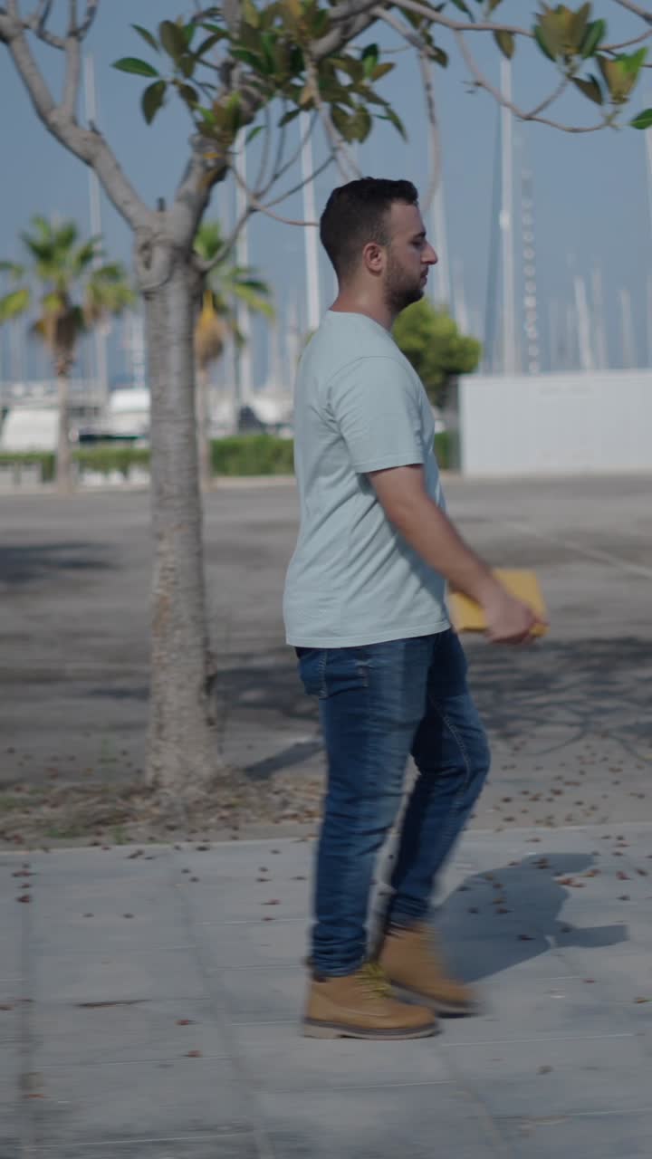 hombre caminando por la calle