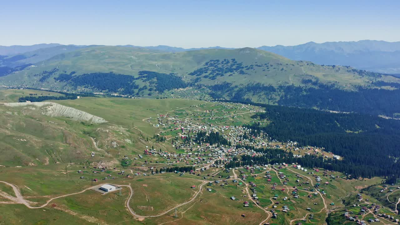 조지아에서 화창한 날에 넓은 산 사이에 마을이 있는 시골 풍경