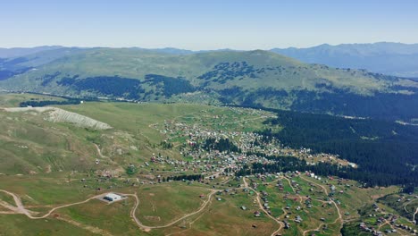 paisaje rural con pueblo entre la extensión de la montaña en un día soleado en georgia