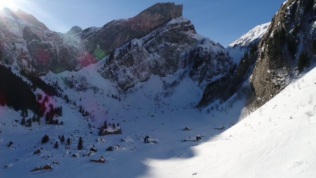 화창한 겨울날 장엄한 산맥의 공중 촬영과 드론 스위스 알프스에서 볼 수 있는 목조 주택 샬레