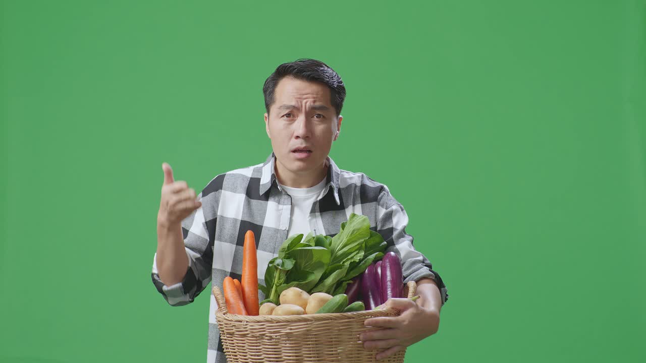 채소 바구니 를 들고 있는 남자
