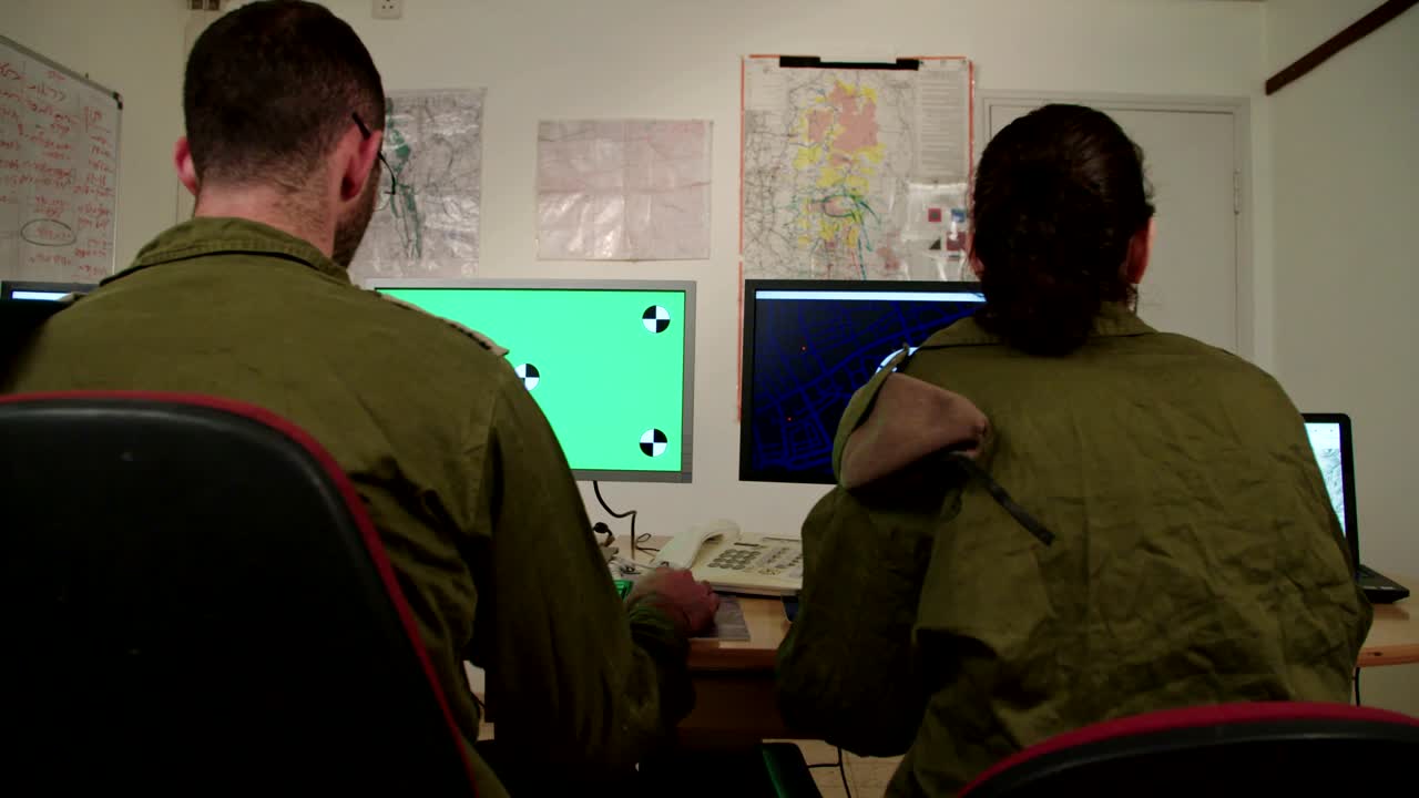 이스라엘 군인 들 이 군사 지휘 및 통제실 에서 스크린 을 보고 있다