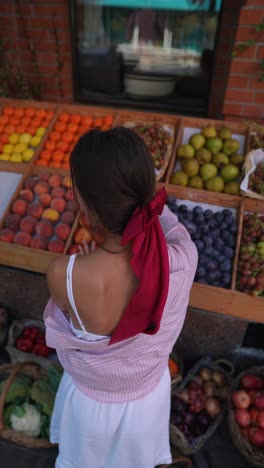 chica en un mercado de frutas