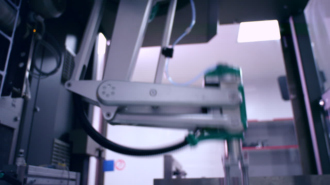 brazo robótico en la línea de envasado. proceso automatizado. equipo industrial