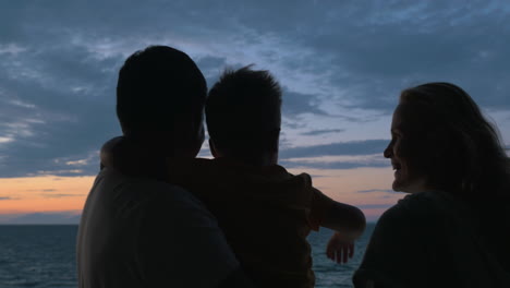 Al-Atardecer-Familia-Fotografiada-En-Tableta-En-La-Ciudad-De-Perea-Grecia