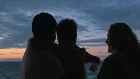 en la puesta de sol, una familia fotografiada en una tableta en la ciudad de perea, grecia