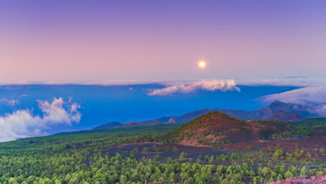 Zeitraffer-Des-Mondes,-Der-Während-Des-Sonnenaufgangs-In-Den-Vulkanbergen-Der-Insel-Teneriffa,-Kanarische-Inseln,-Spanien,-Hinter-Den-Horizont-Fällt