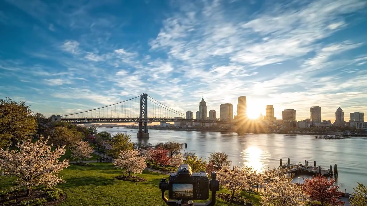 Paisagens Urbanas Cativantes: Uma Bela Jornada Através de Vistas Urbanas e Ribeirinhas Exibindo Tráfego Vibrante e Céus Deslumbrantes ao Anoitecer e Amanhecer