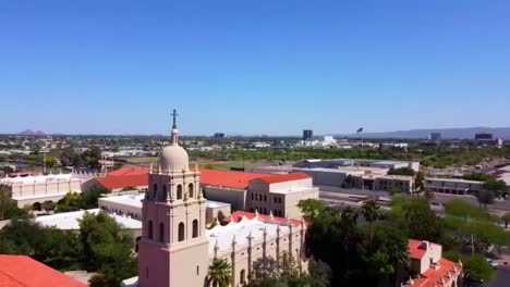 Schwenk-über-Eine-Kirche-In-Phoenix,-Arizona