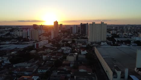 Paraíso-Itinerante-Al-Atardecer-En-Presidente-Prude,-Ciudad-Del-Estado-De-São-Paulo