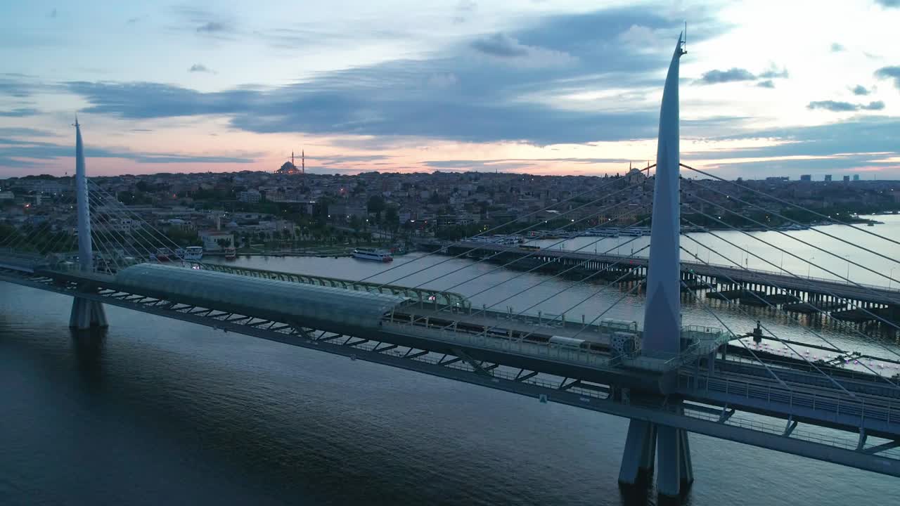 estambul, el puente del metro de unkapani imágenes aéreas al atardecer