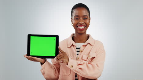 feliz, marketing y una mujer negra con un verde