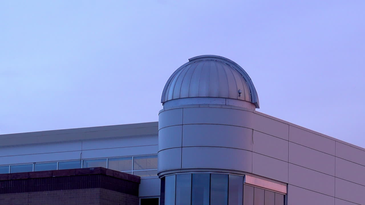 Zoom su una cupola di un osservatorio astronomico sulla cima di un edificio.