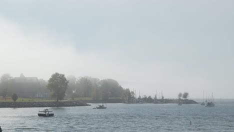 Bäume-Auf-Der-Halbinsel-Und-Boote-Auf-Dem-Pier-Mit-Vorbeiziehendem-Nebel