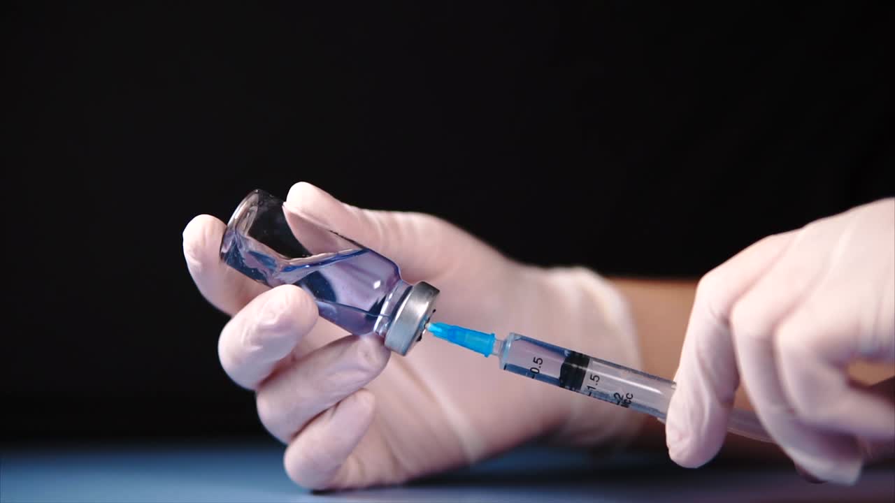 백신 주사를 준비하는 것